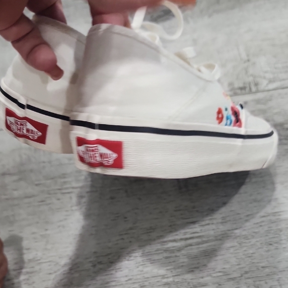 Vans White Flats with Floral Design - Picture 5 of 10